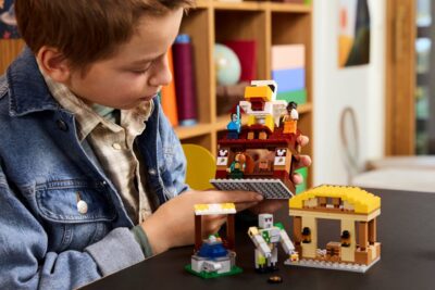 LEGO® Minecraft™ 21273 - Atacul baloanelor Ghast asupra satului