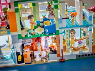 LEGO® Friends 42670 - Apartamente si magazine in orasul Heartlake