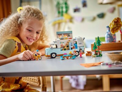 LEGO® Friends 42663 - Aventura in rulota cu prietenii