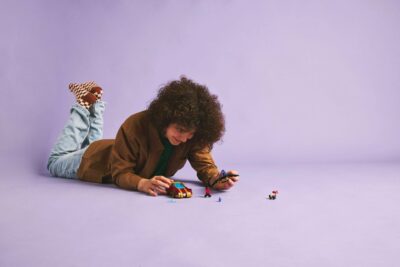 Lego Marvel Super Heroes 76310 - Masina lui Iron Man si Black Panther vs. Hulk cel rosu