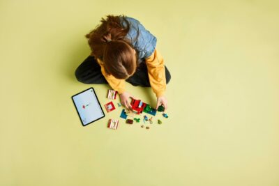 21275_lifestyle_build_en-gb LEGO® Minecraft® 21275 - Casa TNT din jungla