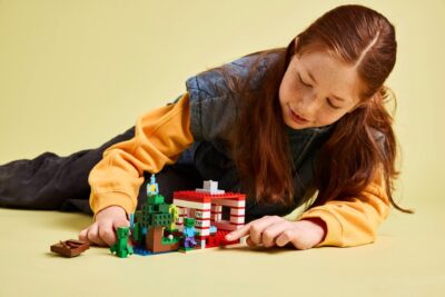 21275_lifestyle_cons3_en-gb LEGO® Minecraft® 21275 - Casa TNT din jungla