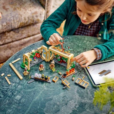 LEGO® Harry Potter™ 76445 - Castelul Hogwarts™: Lectia de ierbologie