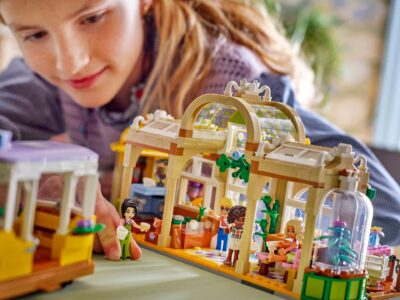 LEGO® Friends 42671 - Cafenea cu multe plante si florarie