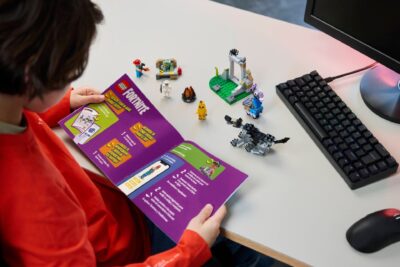 LEGO® Fortnite® 77075 - Tabara lui Peely si Sparkplug