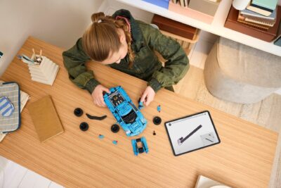 42217_lifestyle_build_en-gb LEGO® Technic 42217 - Chevrolet Corvette Stingray albastru