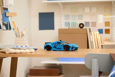42217_lifestyle_envr_en-gb LEGO® Technic 42217 - Chevrolet Corvette Stingray albastru