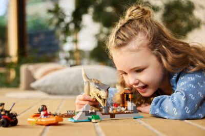 76975_lifestyle_cons_2_en-gb LEGO® Jurassic World 76975 - Evadare pe rau din calea unui T. rex