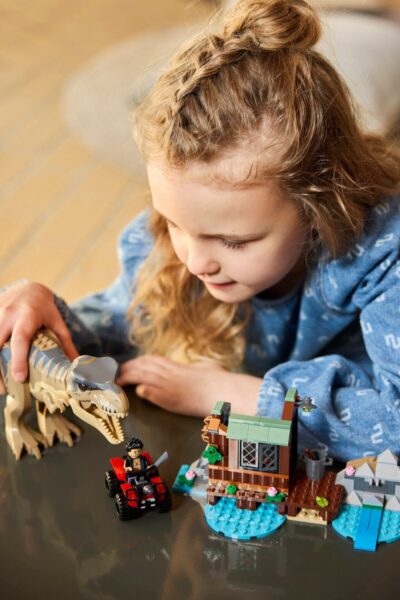 76975_lifestyle_cons_3_en-gb LEGO® Jurassic World 76975 - Evadare pe rau din calea unui T. rex