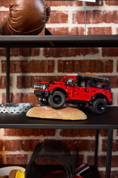 42213_lifestyle_cons_6 LEGO® Technic 42213 - SUV Ford Bronco®