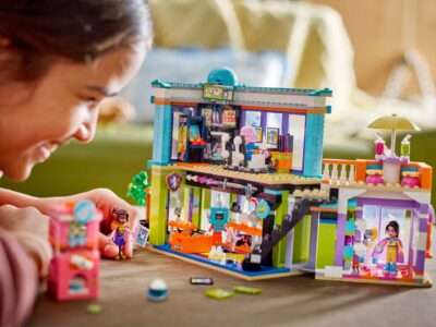 42674_lifestyle_cons_2_en-gb Lego Friends 42674 - Magazin de benzi desenate şi jocuri