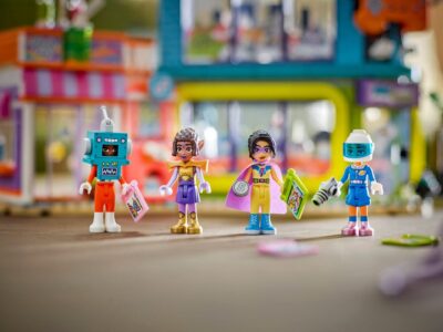 42674_lifestyle_envr_2_en-gb Lego Friends 42674 - Magazin de benzi desenate şi jocuri