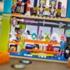 42674_lifestyle_envr_3_en-gb Lego Friends 42674 - Magazin de benzi desenate şi jocuri