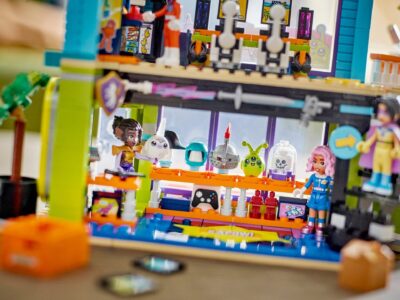 42674_lifestyle_envr_3_en-gb Lego Friends 42674 - Magazin de benzi desenate şi jocuri