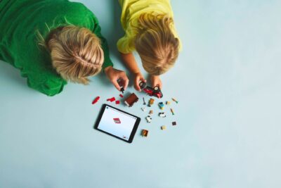 60461_lifestyle_build_en-gb LEGO® City 60461 - Tractor de ferma rosu cu remorca si oi