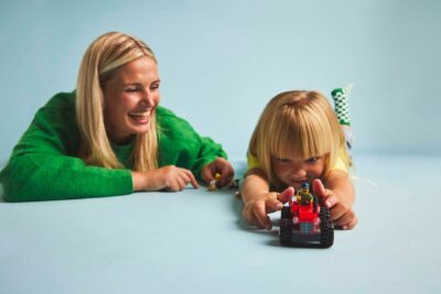 60461_lifestyle_cons_3_en-gb LEGO® City 60461 - Tractor de ferma rosu cu remorca si oi