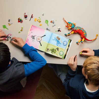 71492_lifestyle_build_crop_en-gb LEGO® DREAMZzz™ 71492 - Cameleonul de foc al lui Mateo