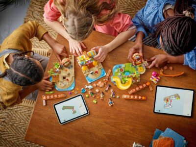 42673_lifestyle_build_en-gb Lego Friends 42673 - Statiune de pe litoral pentru vacanta cu familia