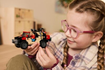 76972_lifestyle_cons_2_en-gb LEGO® Jurassic World 76972 - Evadare off-road din calea unui Velociraptor