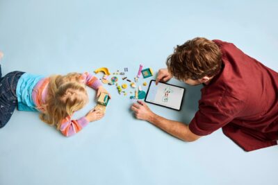 11201_lifestyle_build_en-gb LEGO® Bluey 11201 - Distractie la locul de joaca cu Blue si Chloe