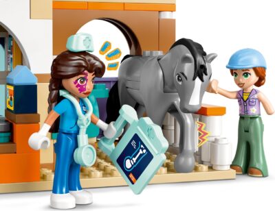LEGO® Friends 42651 - Clinica veterinara pentru cai si animale de companie