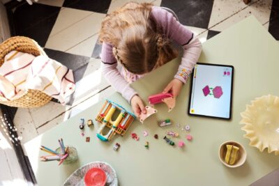 LEGO® Wicked 75681 - Glinda, Elphaba si Nessarose la Universitatea Shiz