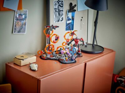 76323_lifestyle_envr_en-gb LEGO® Marvel 76323 - Razbunatorii: Sfarsitul jocului Batalia finala