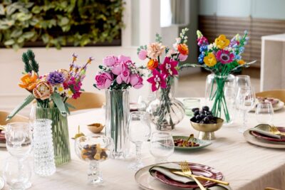 10374_10342_10280_10313_lifestyle_envr_06_en-gb Lego Botanicals 10374 - Buchet de trandafiri roz