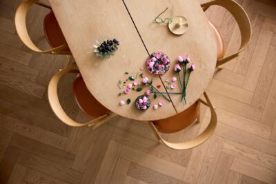 10374_lifestyle_build_01_en-gb Lego Botanicals 10374 - Buchet de trandafiri roz