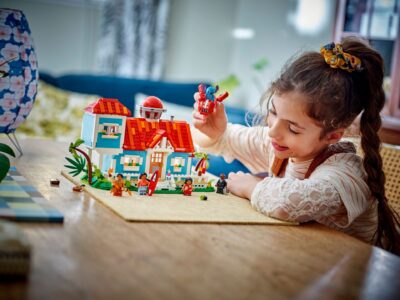 LEGO® Disney 43268 - Casa de pe plaja a lui Lilo si Stitch